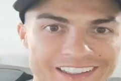 Parádní Ronaldovo gesto. K narozeninám popřál hráči s těžkým poškozením mozku