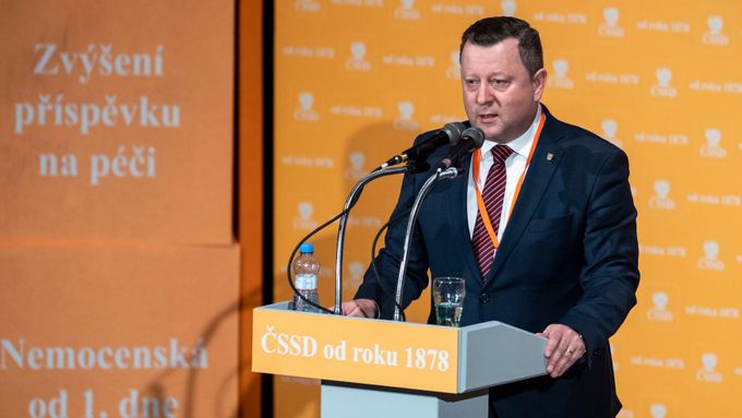 Ministr kultury za ČSSD Antonín Staněk dnes předal premiérovi Andreji Babišovi (ANO) svou rezignaci.