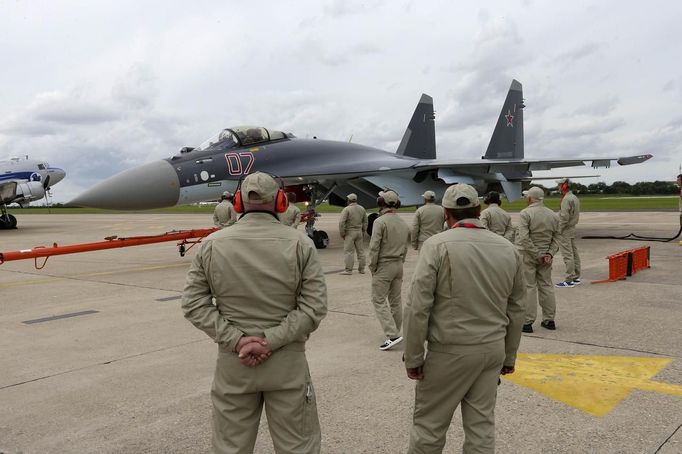 Engineers surround a Sukhoi Su-35 fighter with special vectored thrust jet engines before a flying display, two days before the Paris Air Show, at the Le Bourget airport near Paris, June 15, 2013. The Paris Air Show runs from June 17 to 23. REUTERS/Pascal Rossignol (FRANCE - Tags: BUSINESS AIR TRANSPORT DEFENCE)