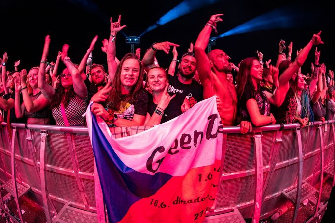 Snímek z koncertu Green Day na festivalu Rock for People.