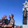 Noční vlci přijeli do Prahy na Olšanské hřbitovy - zde čekali příznivci i odpůrci
