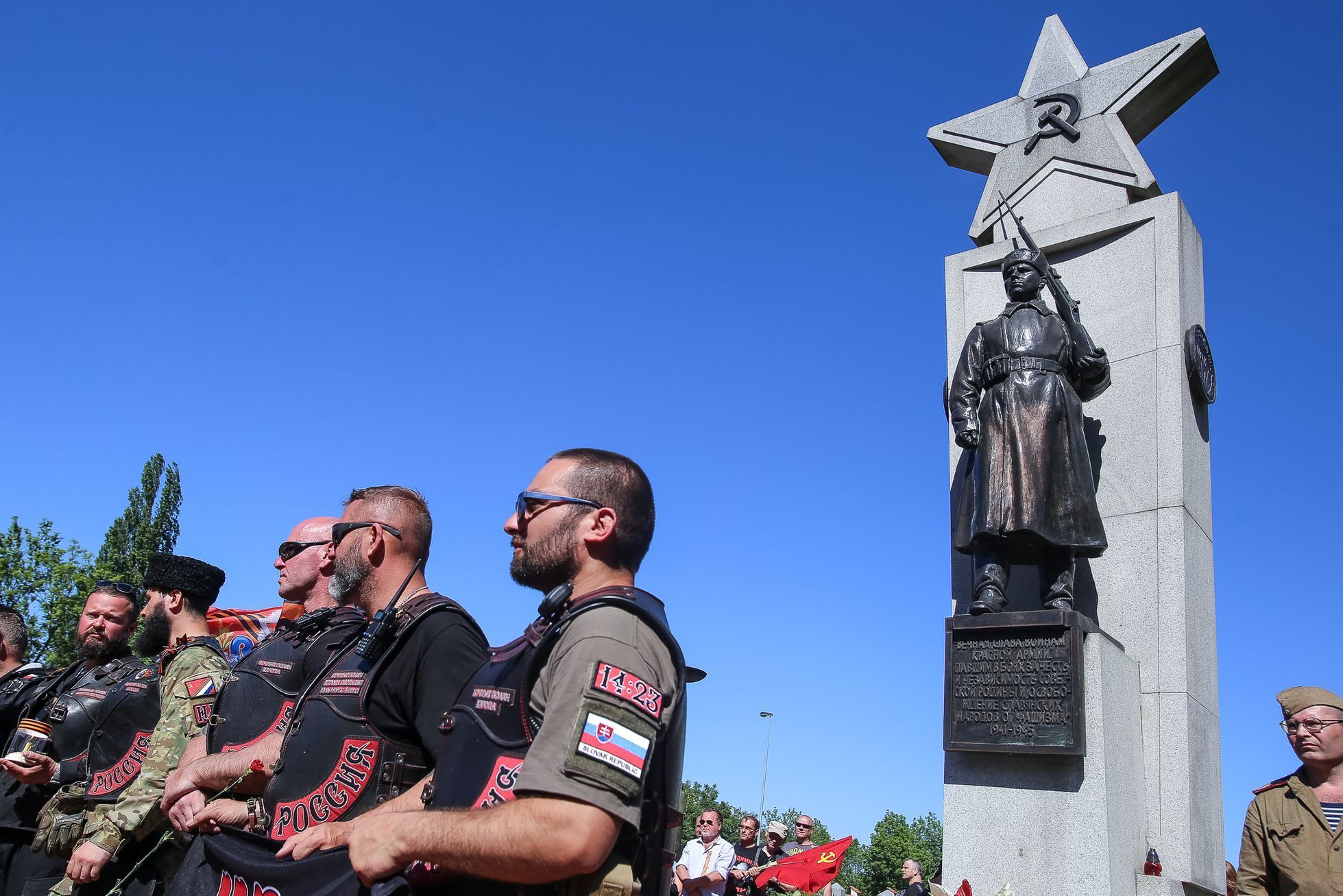 Noční vlci přijeli do Prahy na Olšanské hřbitovy - zde čekali příznivci i odpůrci