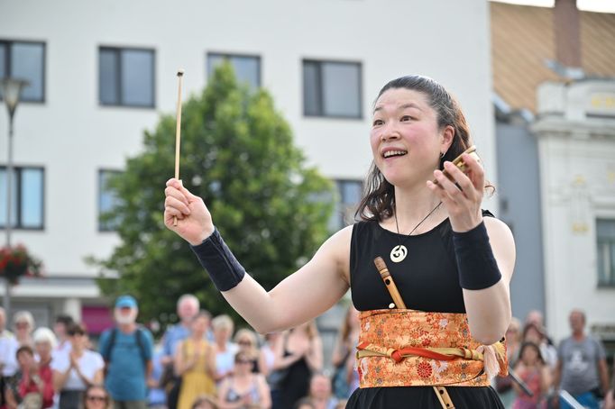 Vystoupení japonské bubenice Mihoko Umemury alias Ume se skupinou Wadaiko YosaYosa.