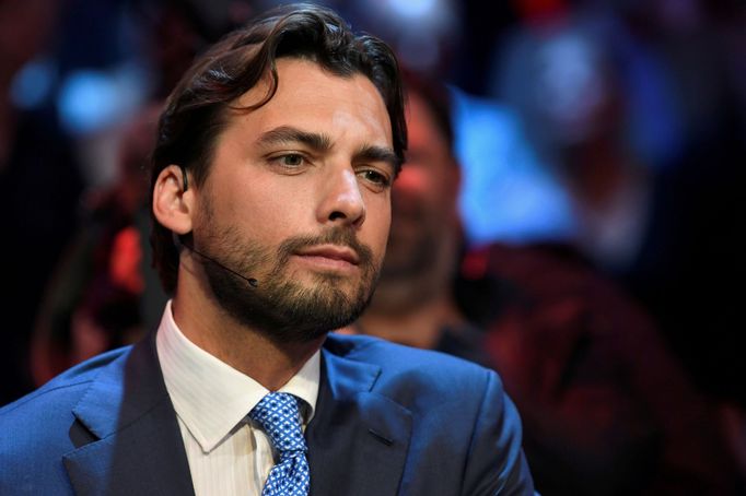 Nizozemský politik a šéf strany Fórum pro demokracii Thierry Baudet kritizoval tvrdá opatření proti pandemii koronaviru. Samotnou nemoc covid-19 považuje za "chřipku".