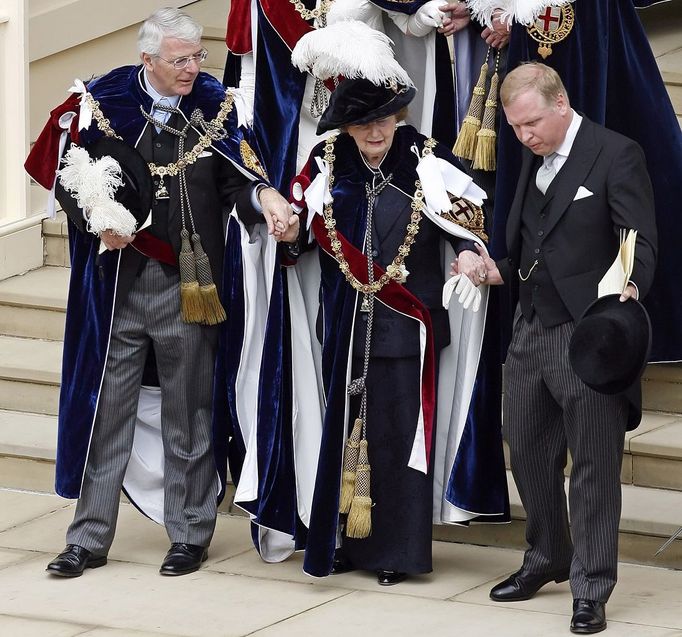 Thatcherová oblečená do historického obleku ve společnosti dalšího bývalého britského premiéra Johna Majora (vlevo) ve Windsoru roce 2007.