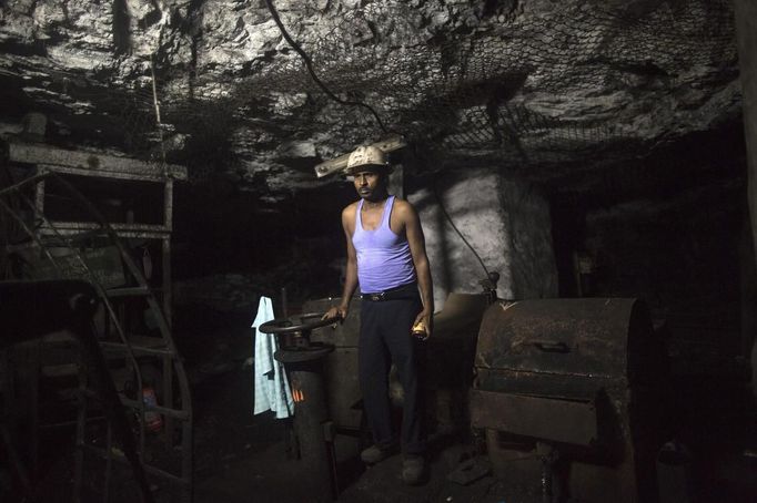 A miner stands inside an underground Barora coal mine at Dhanbad district in the eastern Indian state of Jharkhand September 17, 2012. With oil and gas output disappointing and hydropower at full throttle, Asia's third-largest economy still relies on coal for most of its vast energy needs. About 75 percent of India's coal demand is met by domestic production and, according to government plans, that won't change over the next five years. Picture taken September 17, 2012. To match INDIA-COAL/ REUTERS/Ahmad Masood (INDIA - Tags: BUSINESS EMPLOYMENT ENERGY SOCIETY ENVIRONMENT) Published: Říj. 21, 2012, 10:08 odp.