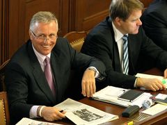 Hlavní bod mimořádné schůze Poslanecké sněmovny ČR nebyl schválen a premiér Topolánek se usmívá.