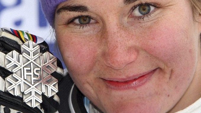 Šárka Záhrobská se stříbrnou medailí z mistrovství světa ve Val d'Isere.