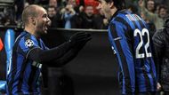 Diego Milito (vpravo) a Esteban Cambiasso oslavují gól v síti Chelsea