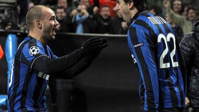 Wesley Sneijder (vlevo) oslavuje se střelcem branky Diegem Militem