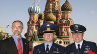 Garriott pózuje na Rudém náměstí společeně se zbytkem posádky. Američanem Michaelem Finckem a Rusem Yurym Lonchakovem.