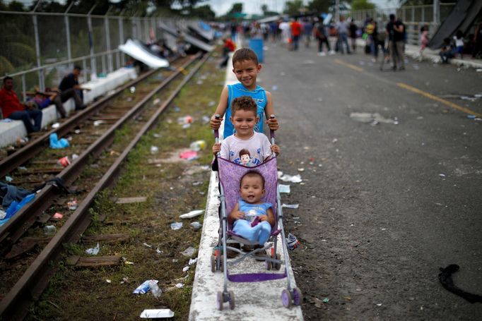 Karavana migrantů ze Střední Ameriky putuje do USA.