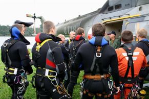 Výcvik leteckých záchranářů na přehradě Hracholusky