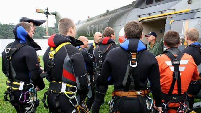 Výcvik leteckých záchranářů na přehradě Hracholusky