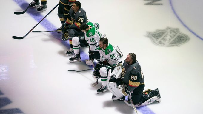 Hráči Vegas a Dallasu protestují v semifinále NHL pokleknutím při hymně.