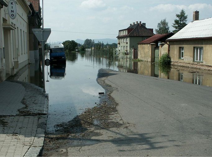 Povodní postižená obec Travčice na Terezínsku v roce 2002.