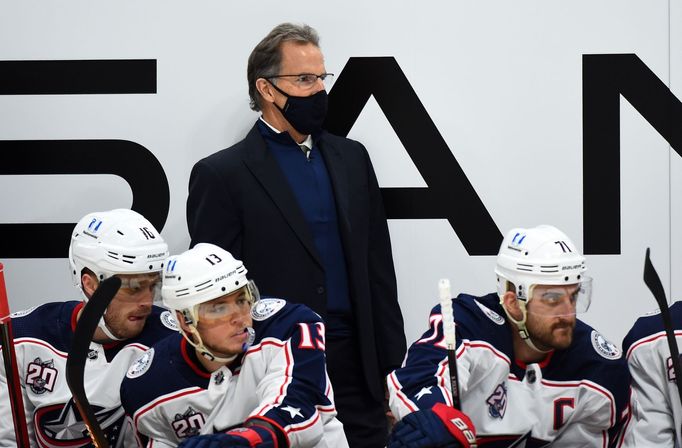 Trenér John Tortorella na střídačce Columbusu.