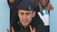 CHAN JUNIS (Pásmo Gazy) - Palestinští policisté jedou v sobotu volit do kempu Chan Junis na jihu pásma Gazy. Bezpečnostní složky volí s předstihem, aby mohly zajistit pořádek při volbách ostatních občanů.