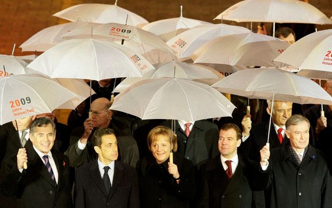 Skupinové foto evropských lídrů před Braniborskou branou v Berlíně: britský premiér Gordon Brown, francouzský prezident Nicolas Sarkozy, německá kancléřka Angela Merkelová, ruský prezident Dimitrij Medveděv, německý prezident Horst Köhler.