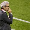 O čem asi přemýšlel Raymond Domenech v závěru posledního utkání Francie na Euro 2008? Kde se stala chyba? Nebo o svatbě?