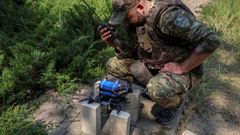 Ukrajinský voják připravuje dron s pohledem z první osoby (FPV) před letem nad pozicemi ruských vojsk poblíž ruské hranice v charkovské oblasti.