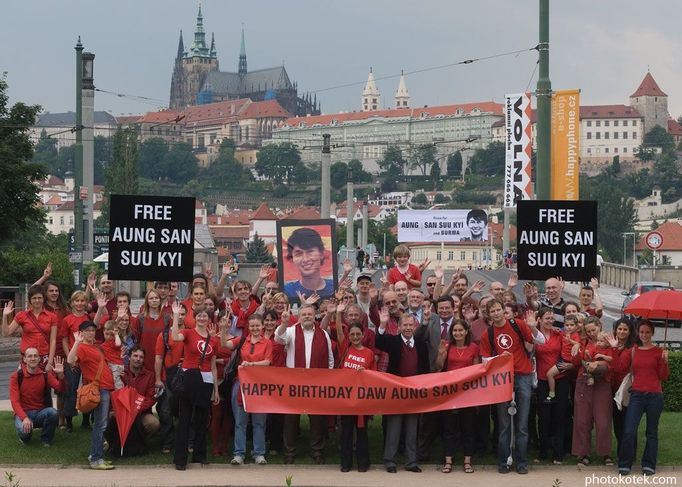 Narozeninové přání pro Aun Schan Su Ťij od příznivců z Prahy. Mezi gratulanty nechyběl ani bývalý český prezident Václav Havel