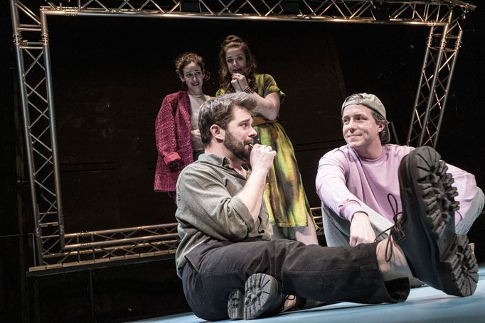 Marta Dancingerová jako Kiki, Jakub Burýšek coby Jordan, Anežka Rusevová v roli Vanessy a Viktor Zavadil jako Zach.