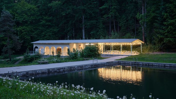 Nádhera. Lesní plovárna vstala jako fénix z popela, zachránili ji architekti a město; Zdroj foto: BoysPlayNice