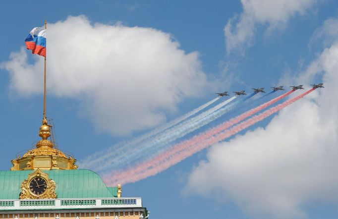 Ruské letouny Su-25 během přehlídky v Moskvě.