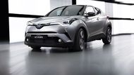 Novinka od Toyoty s označením C-HR tvary připomíná Nissan Juke, ale je větší. Známe už její ceny, ale na prodejnách ji ještě nenajdete. Nejlevnější provedení s benzinovou dvanáctistovkou dopovanou turbem stojí 489 900 korun.