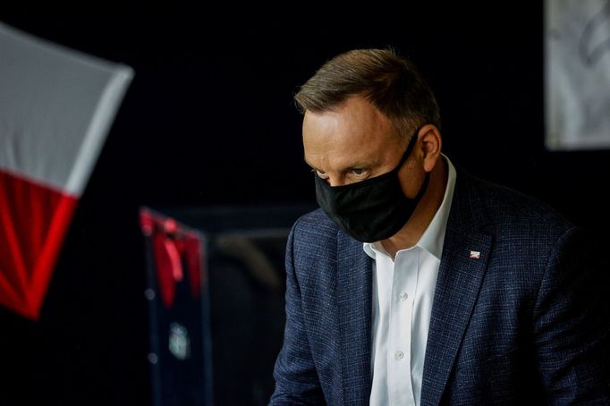 Andrzej Duda v prezidentských volbách těsně porazil varšavského primátora Rafala Trzaskowskiho.