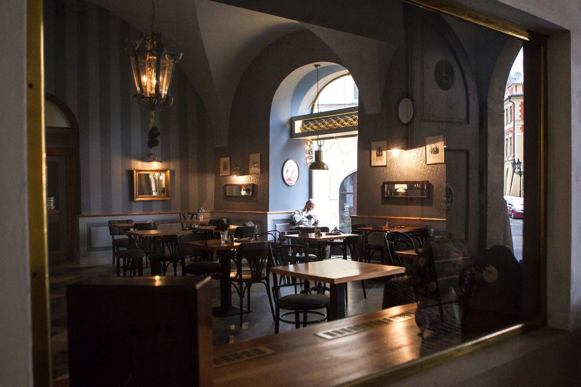 Restaurace, hospody otevírají v omezeném režimu - Café Platýz, nouzový stav, omezení, koronavir, 3. prosinec