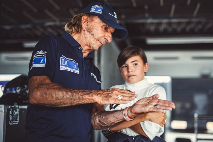 Emerson Fittipaldi a Emmo Fittipaldi mladší při testech tahače Buggyra v Mostě