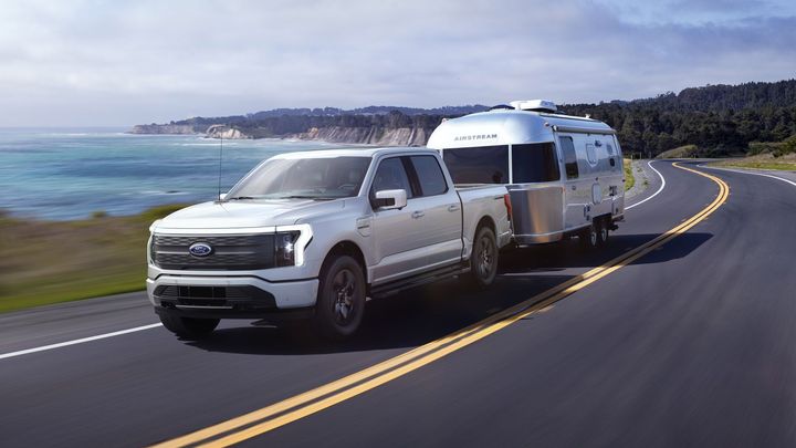 Ford zbořil a znovu postavil symbol Ameriky. Pick-up F-150 bude jezdit i na elektřinu; Zdroj foto: Ford