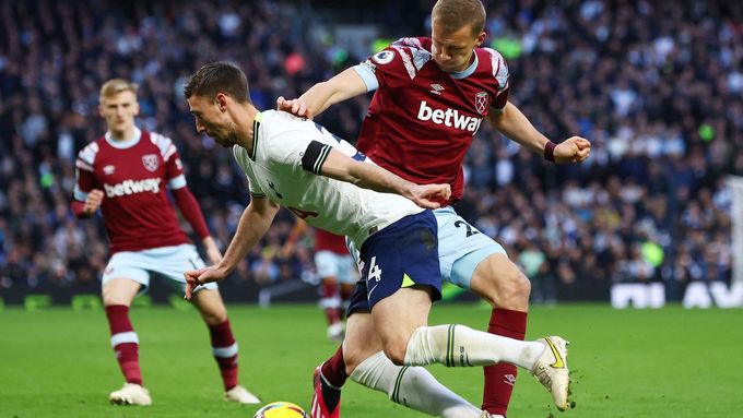 Český záložník West Hamu Tomáš Souček se snaží zastavit průnik Clementa Lengleta z Tottenhamu