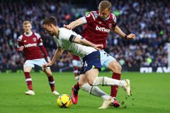 West Ham tone v potížích, prohrál derby s Tottenhamem a je na sestupové pozici