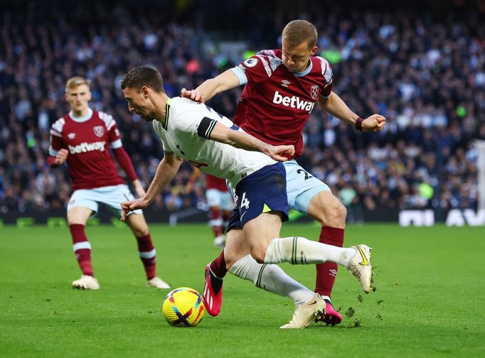 Český záložník West Hamu Tomáš Souček se snaží zastavit průnik Clementa Lengleta z Tottenhamu