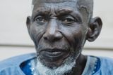 Očními vadami až slepotou v Burkině Faso trpí asi dvě procenta obyvatel. Na snímku Sakandé Noumam, 81letý burkinafaský léčitel trpící šedým zákalem.