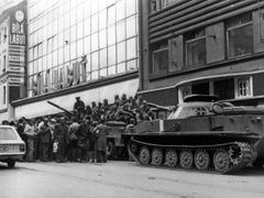 Sovětské transportéry a západoněmecké auto na snímku Jana Palacha