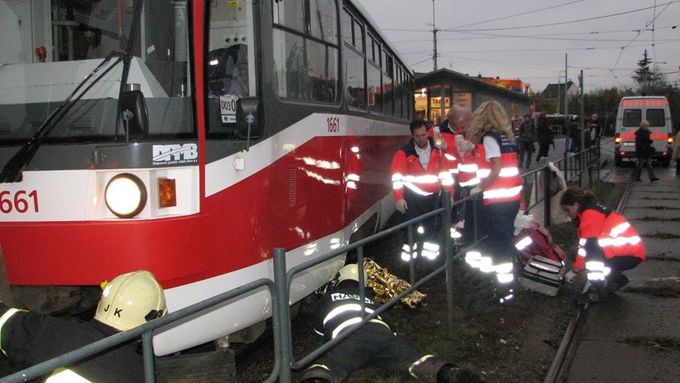 Mladík přeskakoval mezi vagóny a zakopl o spřáhlo (ilustrační foto)