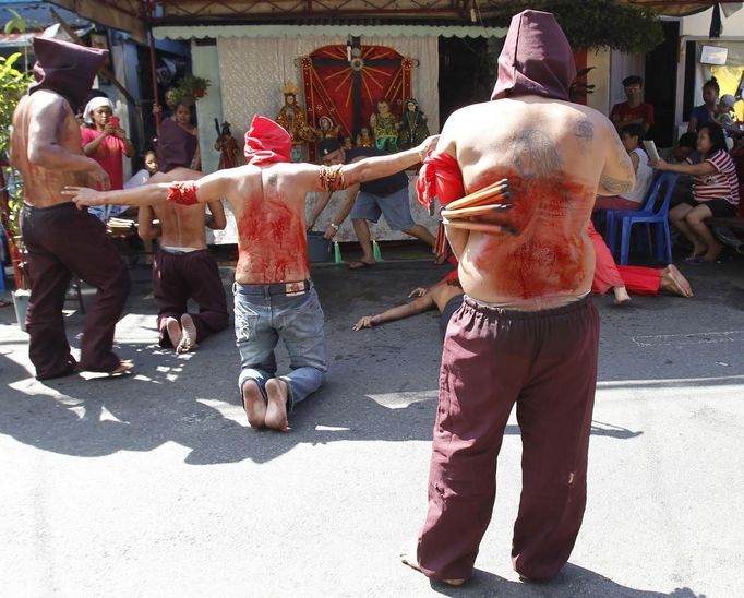 REFILE - ADDING ADDITIONAL CAPTION INFORMATION Hooded penitents self-flagellate while praying during Maundy Thursday Lenten rites in Mandaluyong city, metro Manila March 28, 2013. Maundy Thursday or Holy Thursday is the day Christians commemorate the Last Supper of Jesus Christ. Holy Week is celebrated in many Christian traditions during the week before Easter. REUTERS/Romeo Ranoco (PHILIPPINES - Tags: POLITICS RELIGION SOCIETY) Published: Bře. 28, 2013, 5:57 dop.