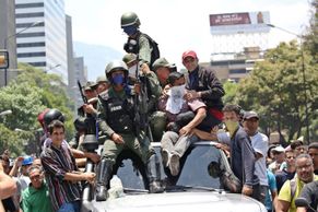 Foto: Venezuelou zmítají další nepokoje. Zemřela jedna žena, Maduro hrozí "zrádcům"