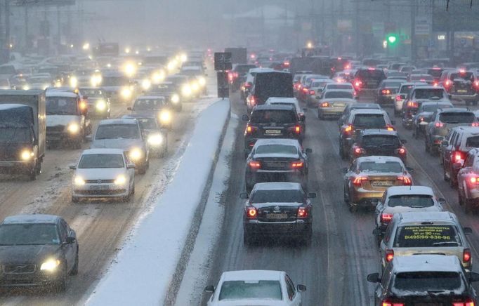 Vehicles drive during a heavy snowfall in Moscow November 29, 2012. REUTERS/Sergei Karpukhin (RUSSIA - Tags: ENVIRONMENT TRANSPORT) Published: Lis. 29, 2012, 2:46 odp.