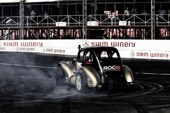 Race of Champions je také velká show, tak nesmí chybět ani kaskadér. Třeba jako populární Terry Grant.