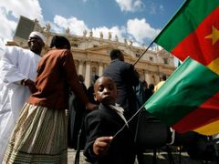 Za chvíli už bude u nás: Kamerunci na Svatopetrském náměstí poslouchají řeč Benedikta XVI.