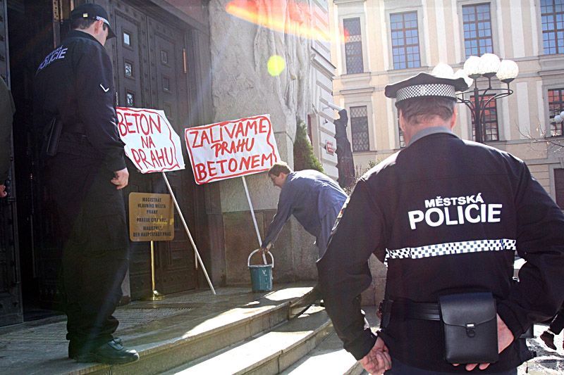 Praha zalévaná betonem