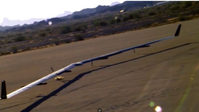 Facebook znovu testoval bezpilotní solární letadlo. Skupina dronů má kroužit ve výšce 18 až 27 kilometrů. Slunce je ve vzduchu udrží až 90 dní.