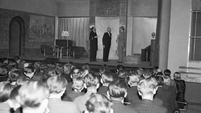 Diváci v Divadle Vlasty Buriana sledují inscenaci hry Když kocour není doma, březen 1944.