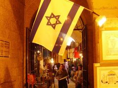 Izraelská vlajka visí v Jeruzalémě na každém rohu - jako třeba zde, na hranici mezi židovskou a arabskou čtvrtí starého města.