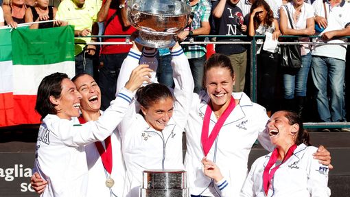 Schiavoneová, Pennettaová, Erraniová, Knappová a Vinciová slaví výhru ve Fed Cupu (2013)